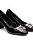 Zapatillas de noche en charol con broche de cristales para dama