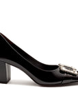 Zapatillas de noche en charol con broche de cristales para dama