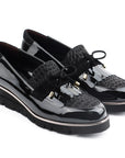 Mocasines de charol con cordones y flecos y suela confort para mujer