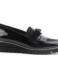 Mocasines de charol con cordones y flecos y suela confort para mujer