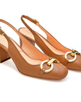Zapatillas tipo slingback con herraje dorado y tacón medio