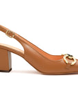 Zapatillas tipo slingback con herraje dorado y tacón medio