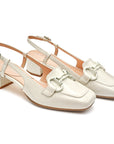 Zapatillas tipo slingback color blanco con herraje metálico y tacón bajo