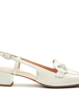Zapatillas tipo slingback color blanco con herraje metálico y tacón bajo