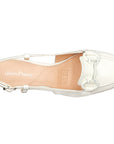 Zapatillas tipo slingback color blanco con herraje metálico y tacón bajo