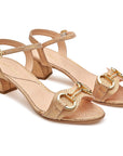 Sandalias color oro rosa de tacón medio con herraje dorado para mujer