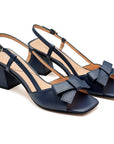 Sandalias de piel azul marino con moño en empeine  y tacón medio para mujer