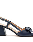 Sandalias de piel azul marino con moño en empeine  y tacón medio para mujer