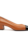 Zapatillas de piel con punta negra y tacón bajo para mujer