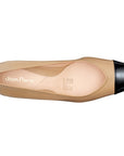 Zapatillas de piel con punta negra y tacón bajo para mujer