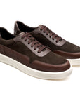 Tenis de piel color café con diseño minimalista para caballero