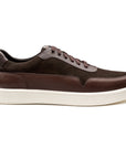 Tenis de piel color café con diseño minimalista para caballero