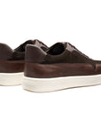 Tenis de piel color café con diseño minimalista para caballero