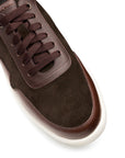 Tenis de piel color café con diseño minimalista para caballero
