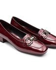 Zapatillas de charol vino con tacón bajo y herraje metálico para dama
