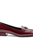 Zapatillas de charol vino con tacón bajo y herraje metálico para dama