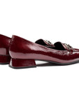 Zapatillas de charol vino con tacón bajo y herraje metálico para dama