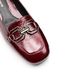Zapatillas de charol vino con tacón bajo y herraje metálico para dama