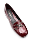 Zapatillas de charol vino con tacón bajo y herraje metálico para dama
