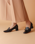 Zapatillas de piel para dama con hebilla estilo mocasín y tacón medio