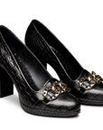 Zapatillas de piel con herrajes metálicos para dama