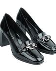 Zapatillas formales de charol con herrajes y tacón alto para dama