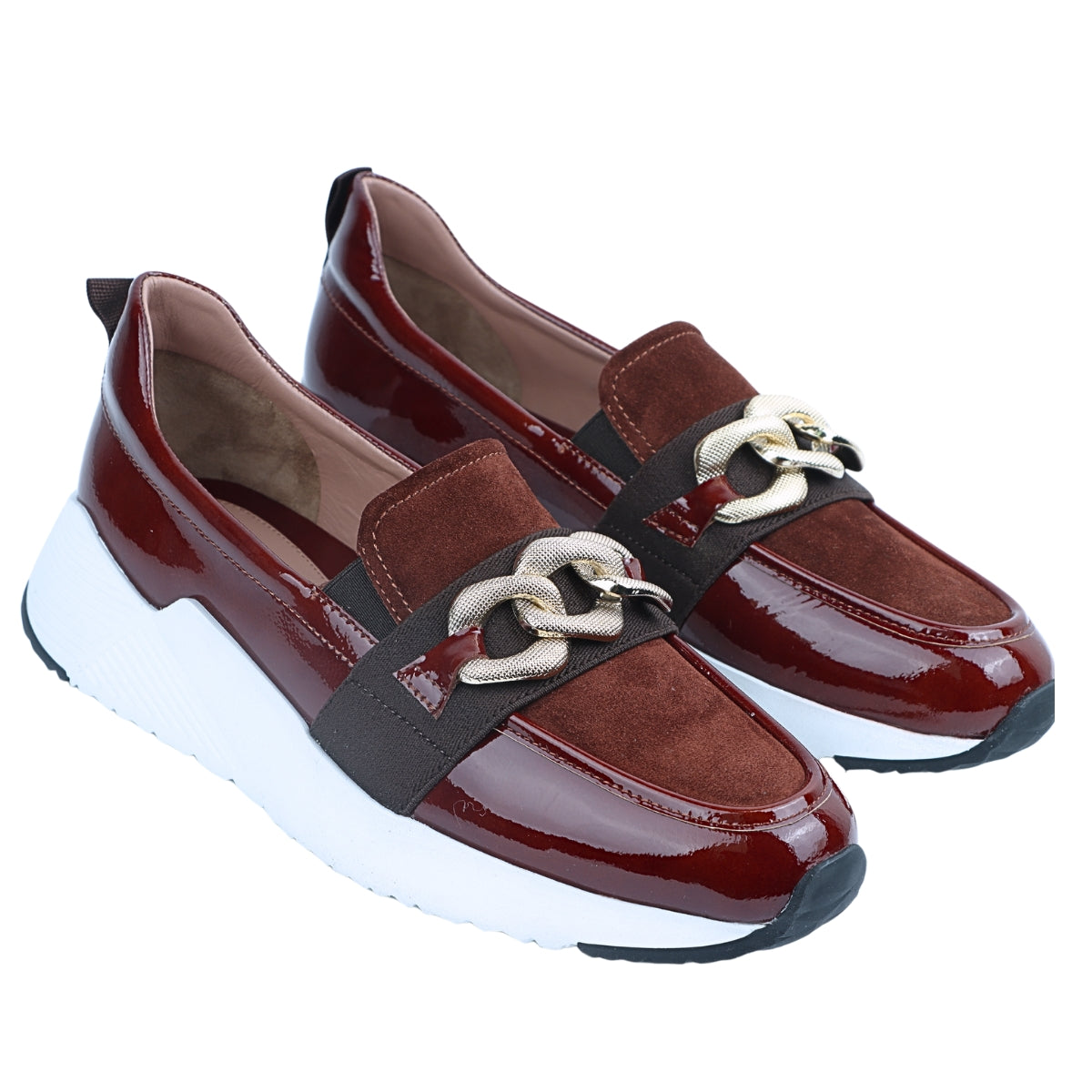 Tenis estilo loafer de charol y gamuza con hebilla grande para