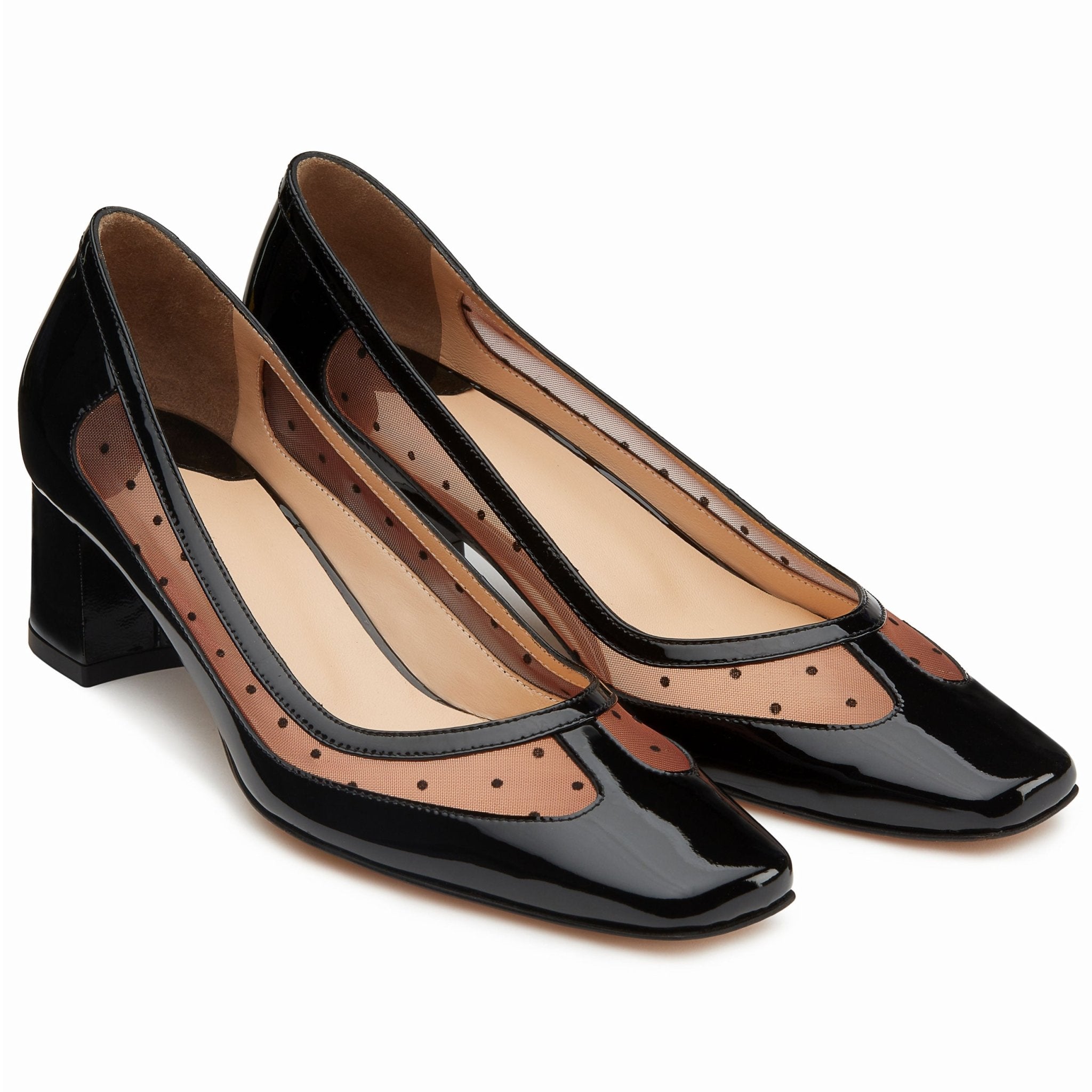 Zapatillas formales para dama con acabado en charol, malla