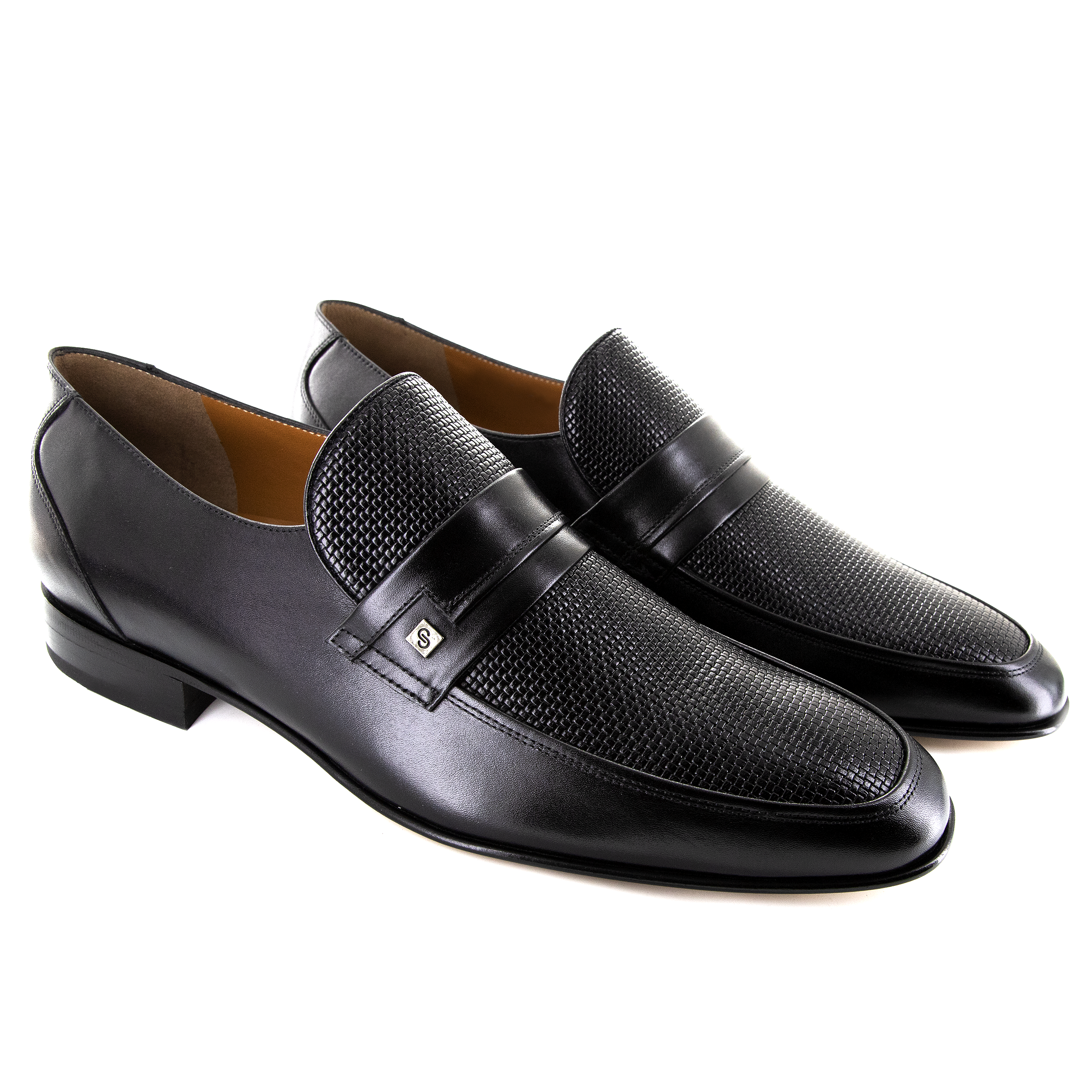 Mocasines de piel trenzada y lisa para hombre con placa metálica