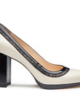Tacones de charol color hueso con fina línea de ante para dama