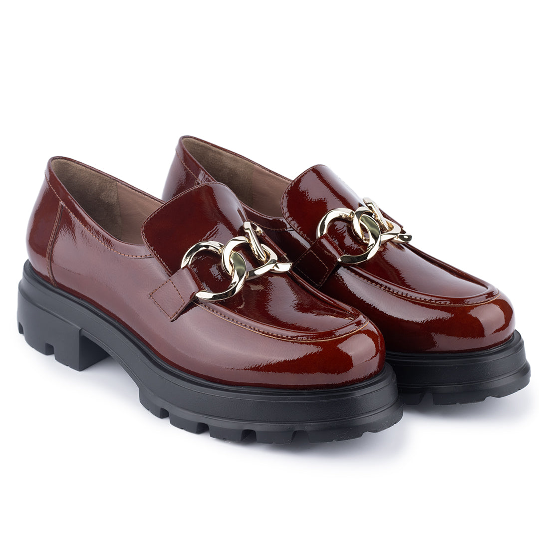 Mocasines de charol para mujer estilo track con herraje metálico