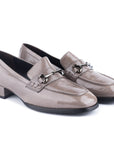 Mocasines de charol confortables con hebilla para dama color gris
