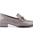 Mocasines de charol confortables con hebilla para dama color gris