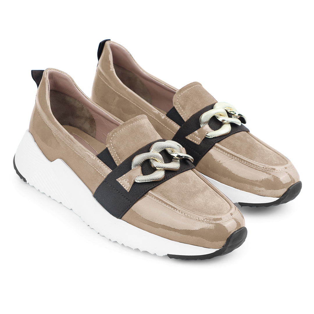 Tenis estilo loafer de charol y gamuza con hebilla grande para mujer