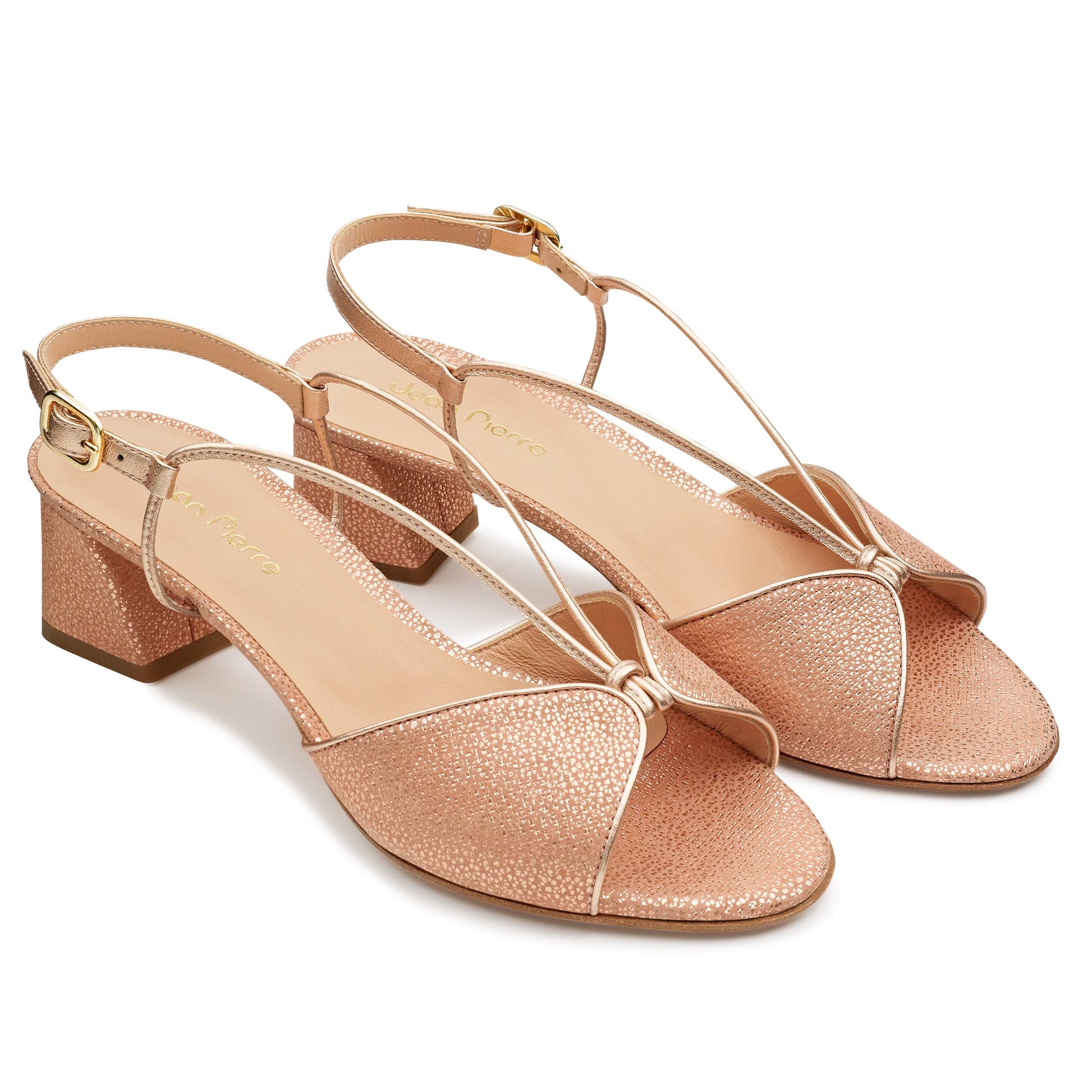 Sandalias para dama con detalles metálicos y finas correas