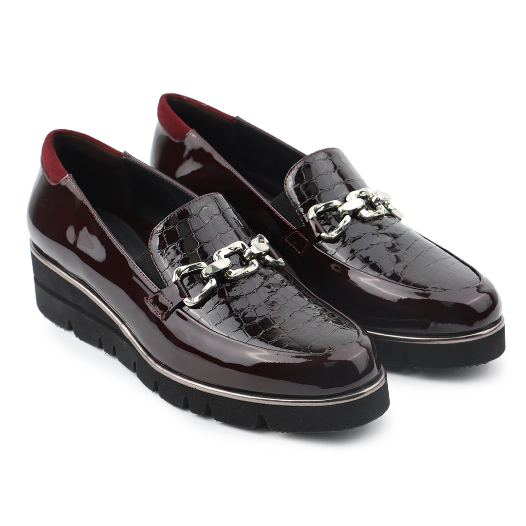 Mocasines de charol con herraje metálico y suela confort para dama