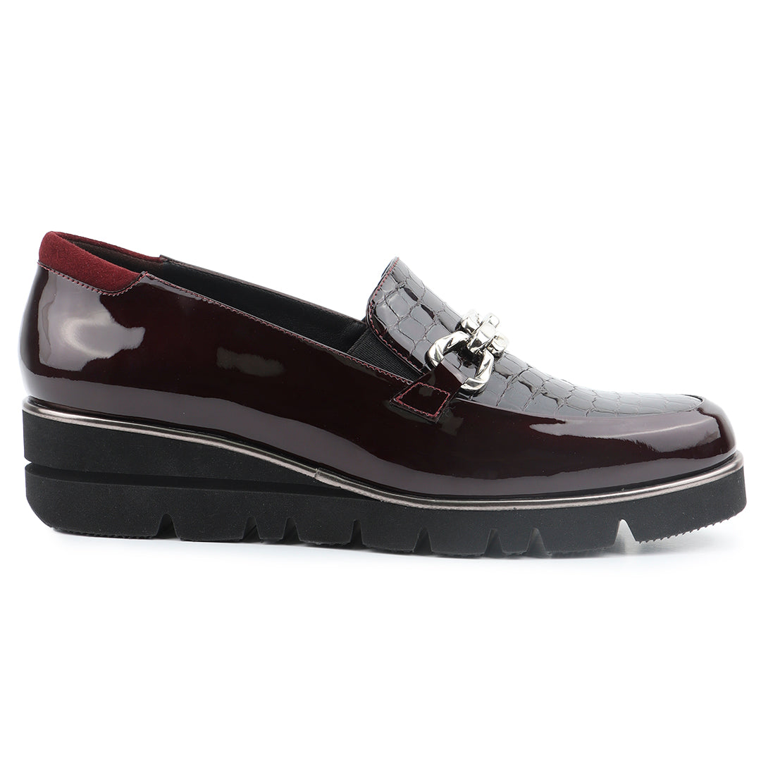 Mocasines de charol con herraje metálico y suela confort para dama