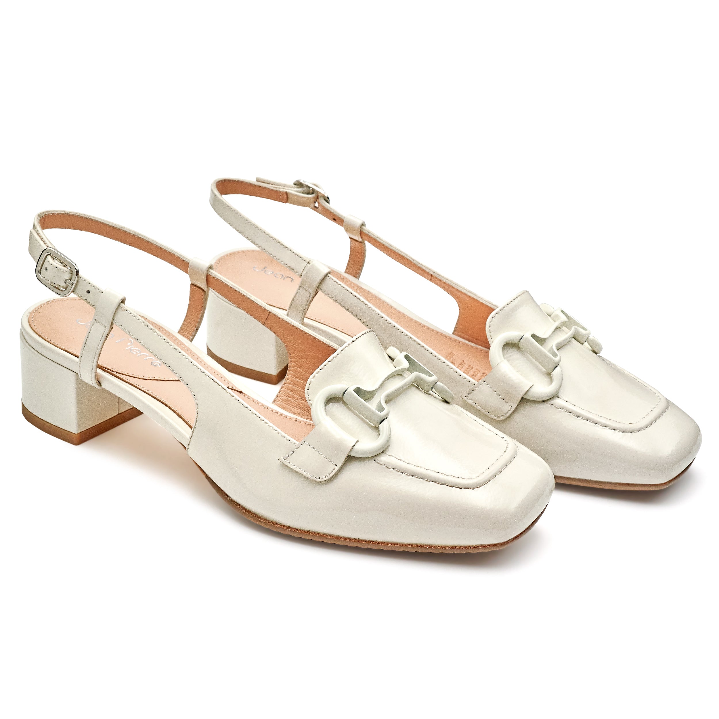 Zapatillas tipo slingback color blanco con herraje metálico y tacón bajo