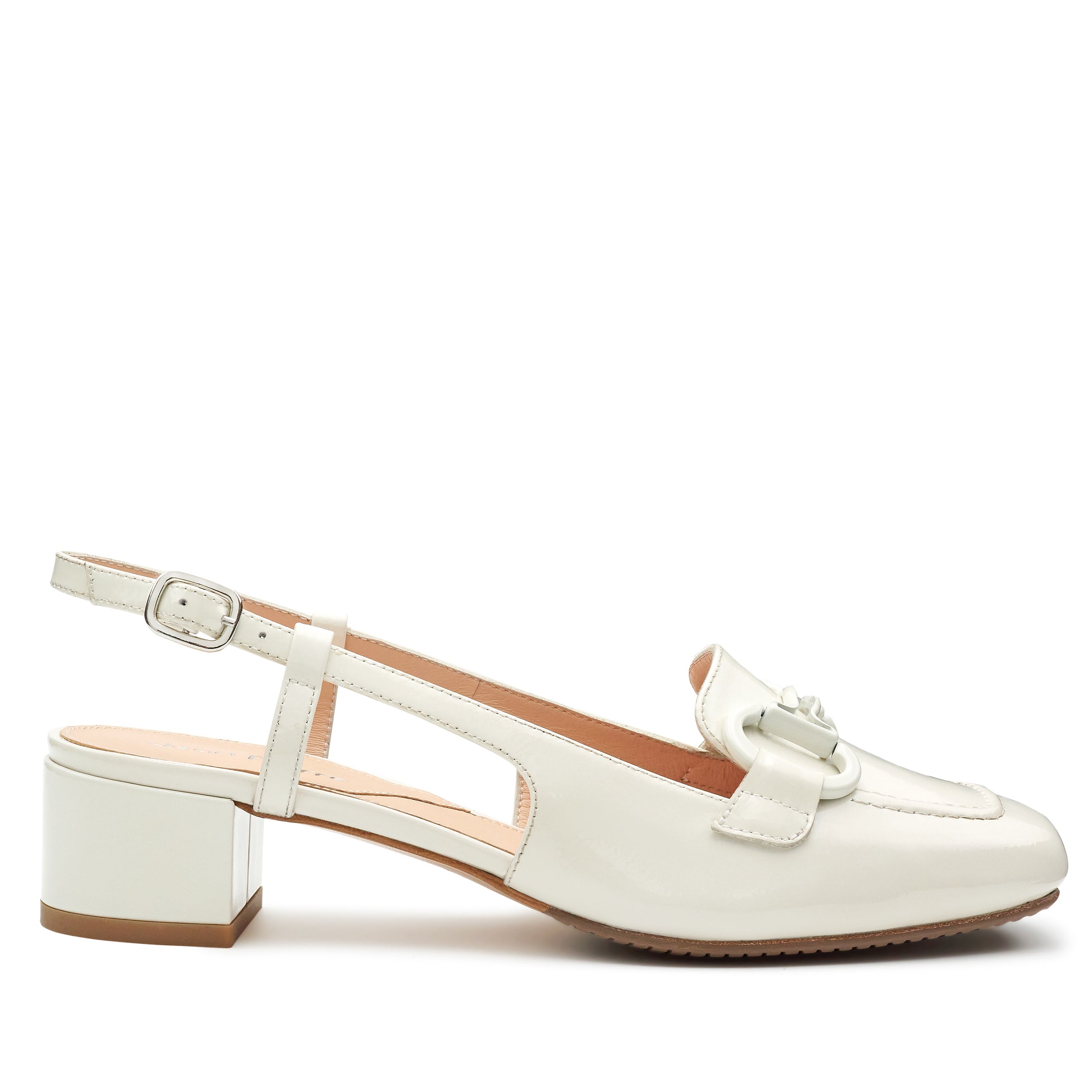 Zapatillas tipo slingback color blanco con herraje metálico y tacón bajo