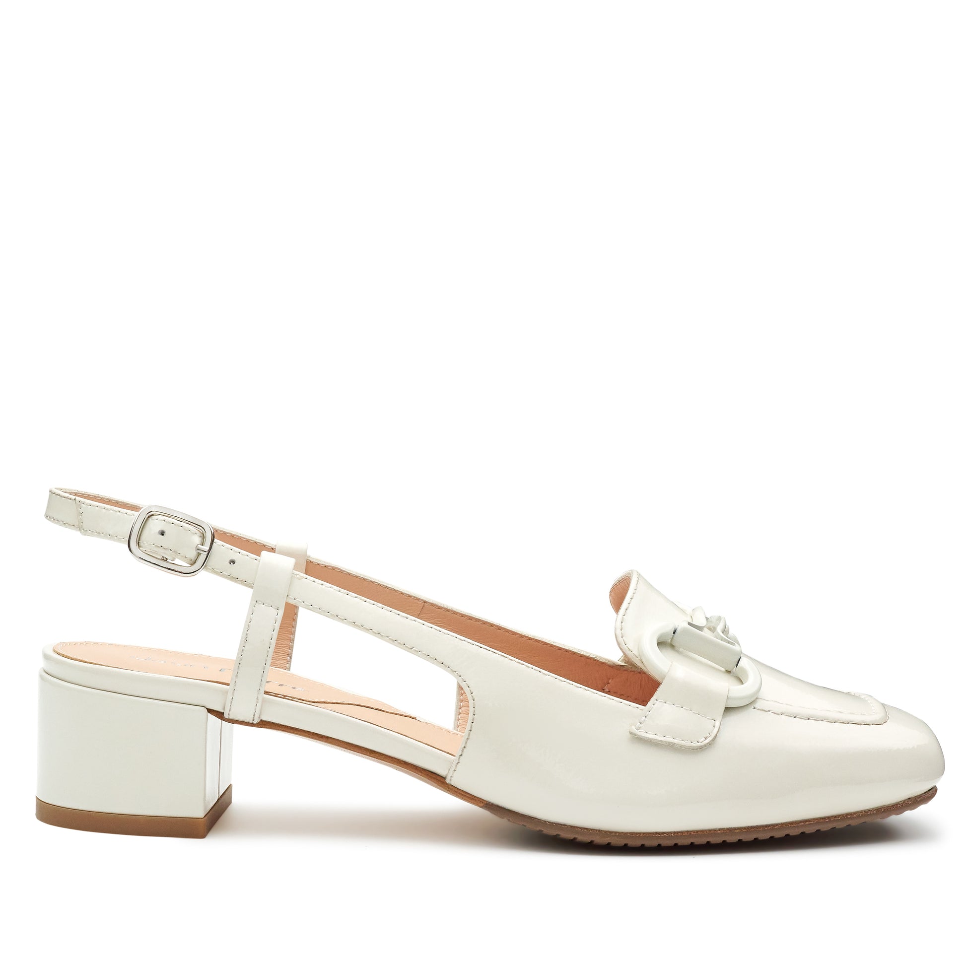 Zapatillas tipo slingback color blanco con herraje metálico y tacón bajo