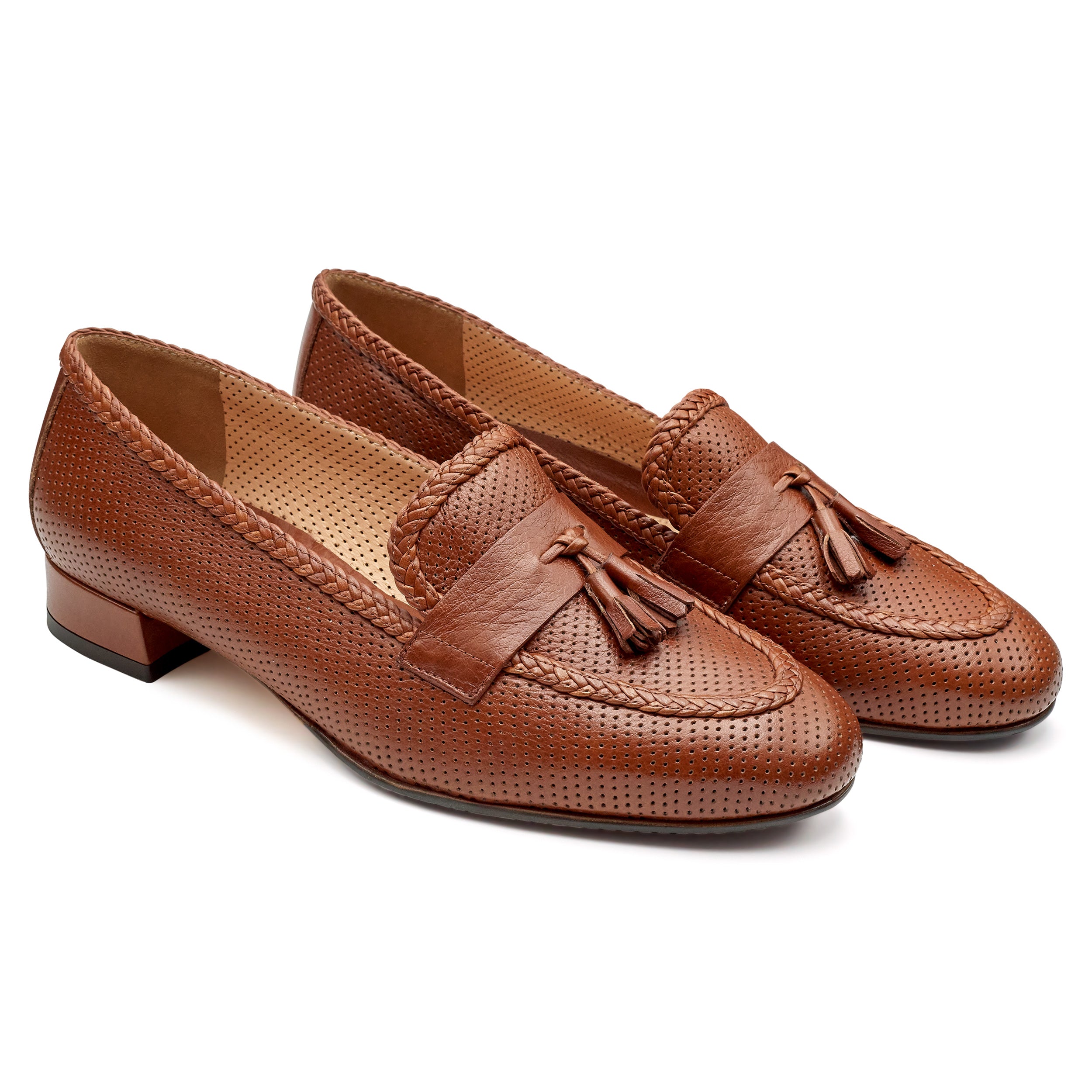 Mocasines de piel troquelada color brandy con borlas para mujer