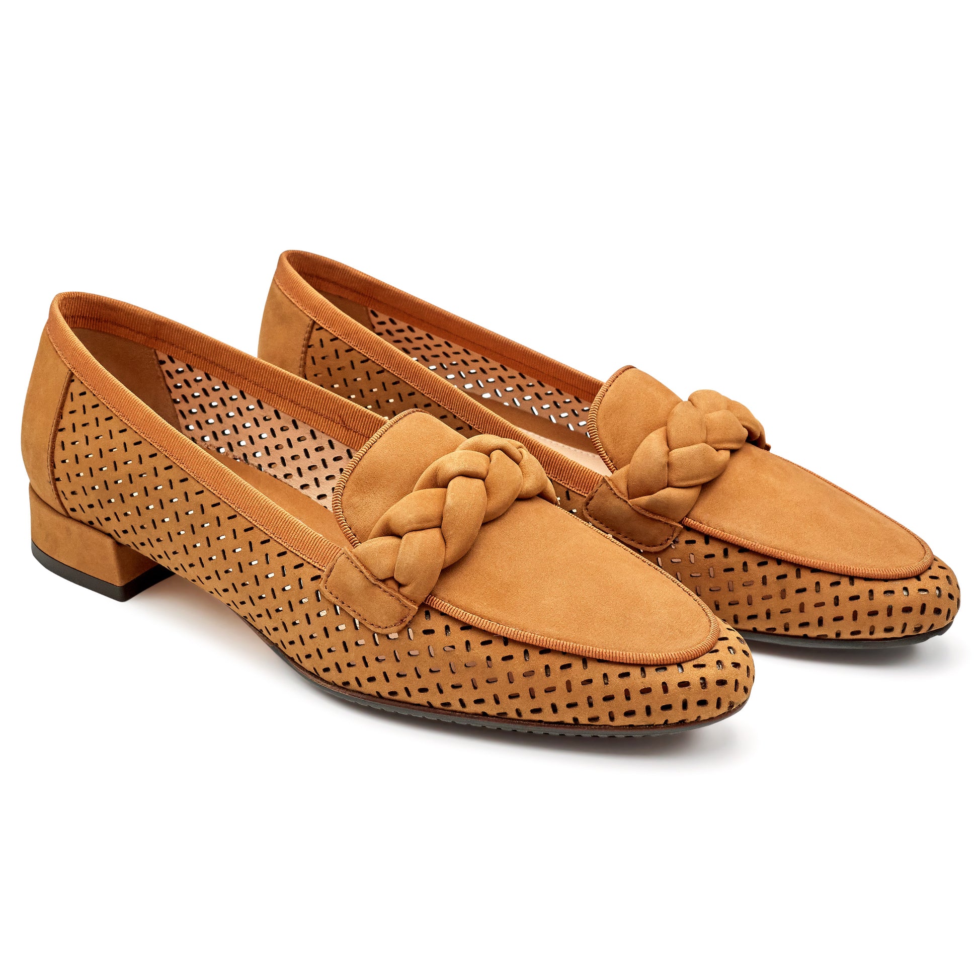 Mocasines de gamuza para dama con acabado trenzado y perforado