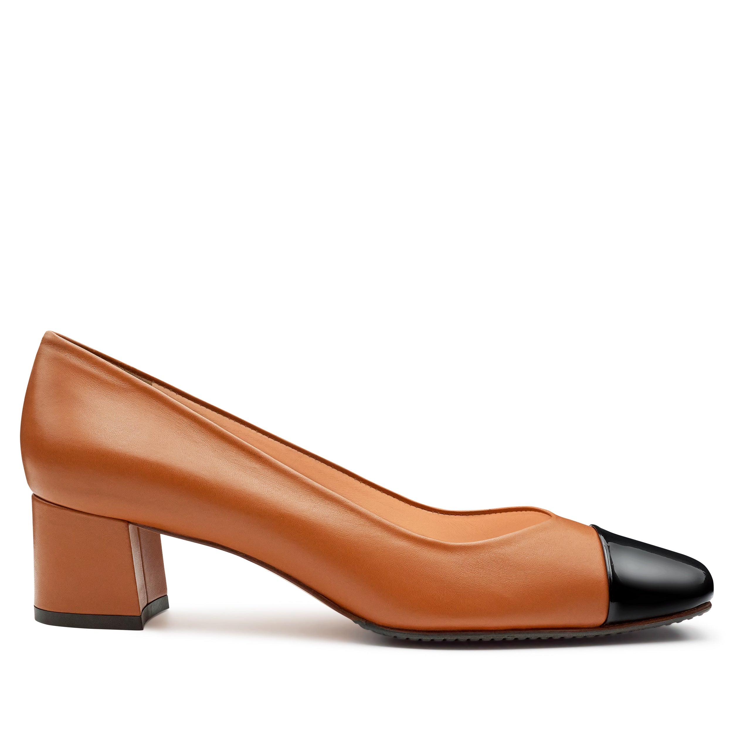 Zapatillas de piel con punta negra y tacón bajo para mujer