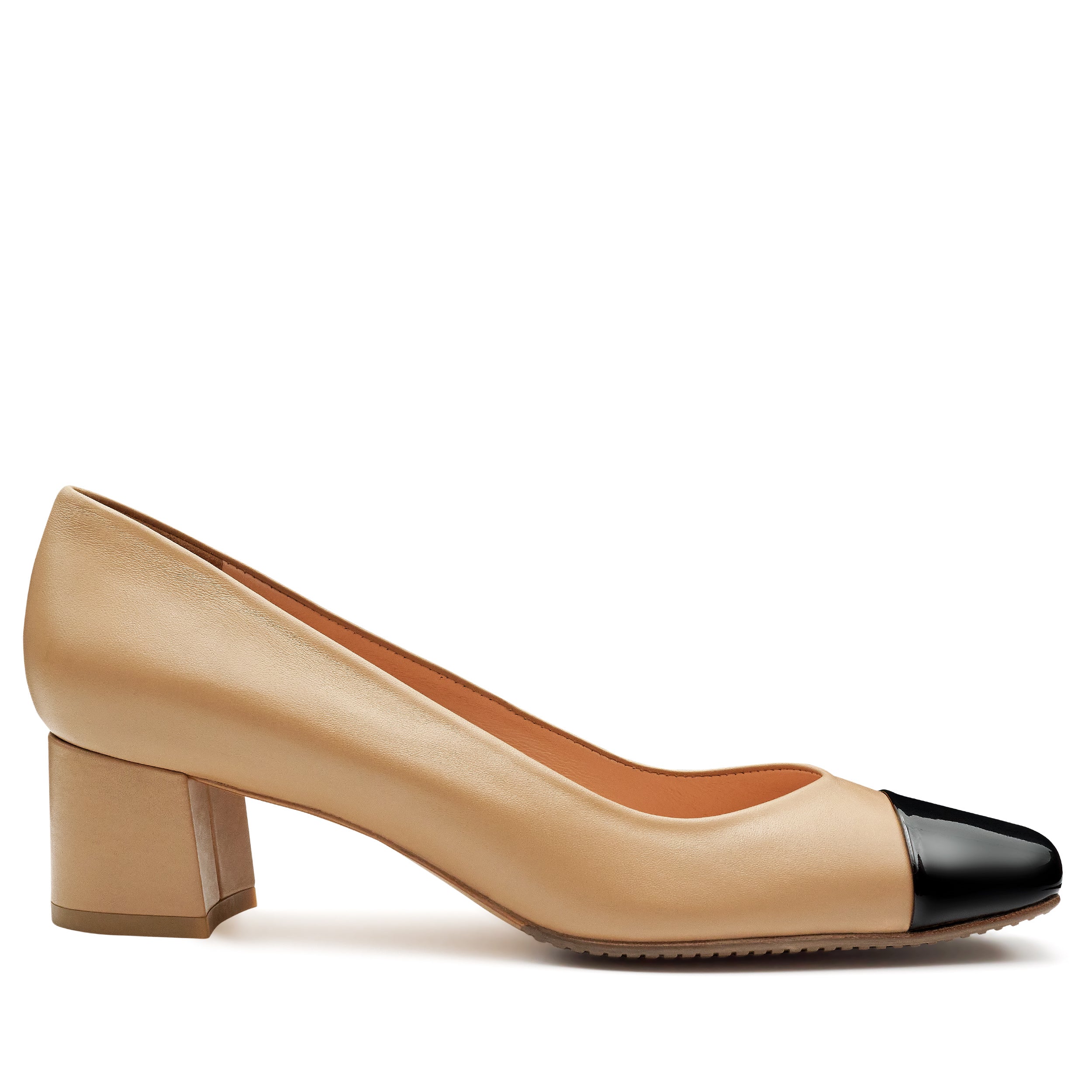 Zapatillas beige de piel con punta negra