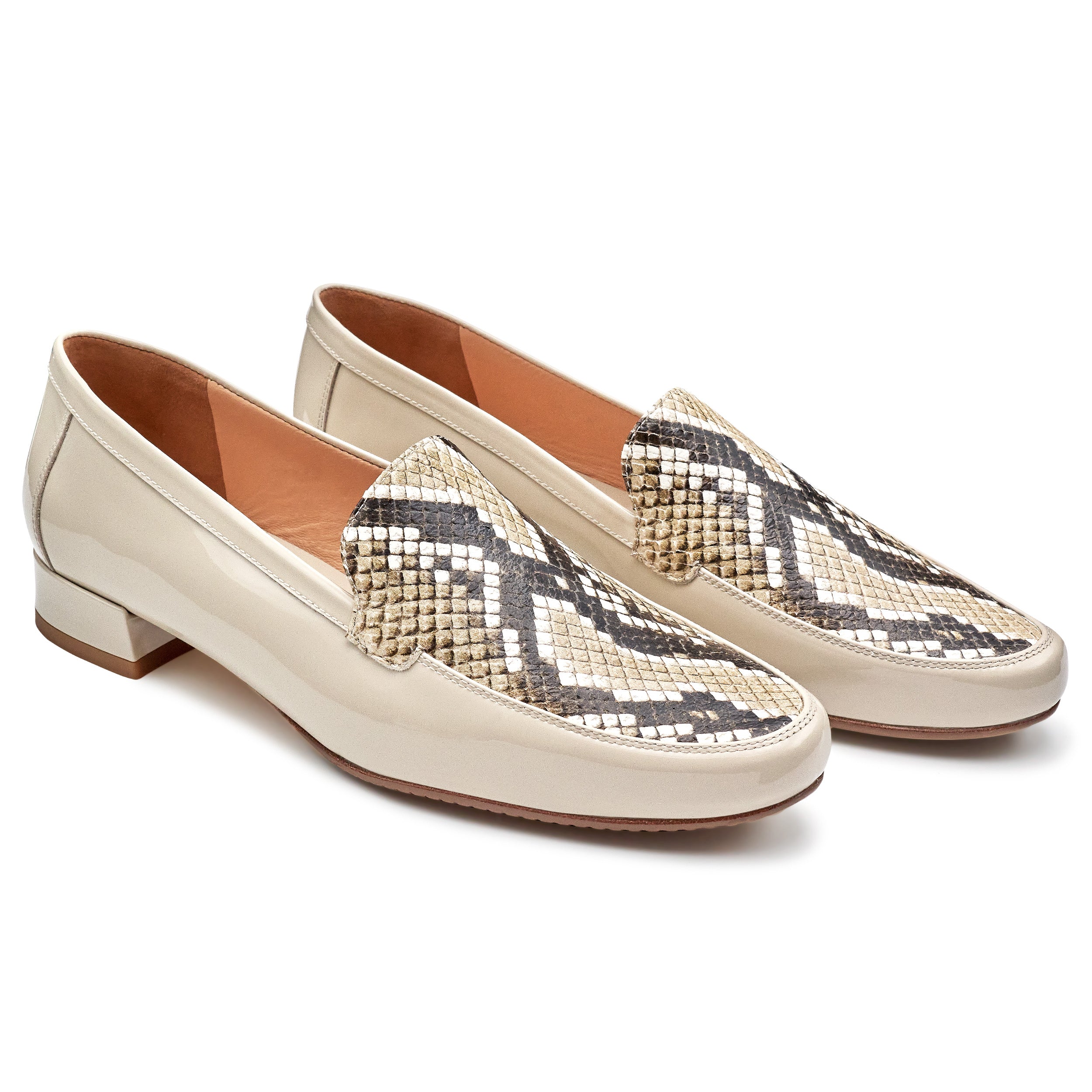 Mocasines de charol beige para dama con estampado tipo víbora