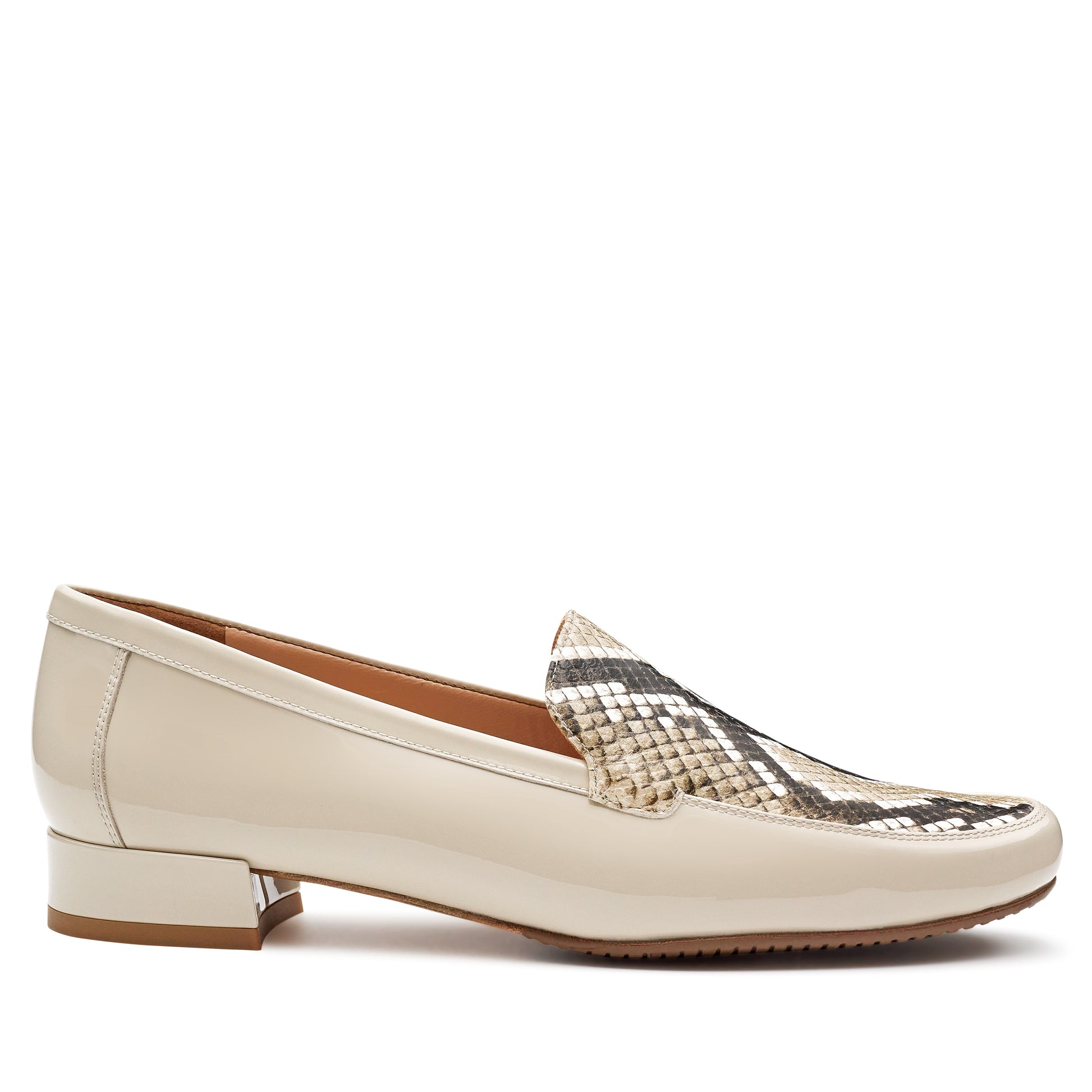 Mocasines de charol beige para dama con estampado tipo víbora
