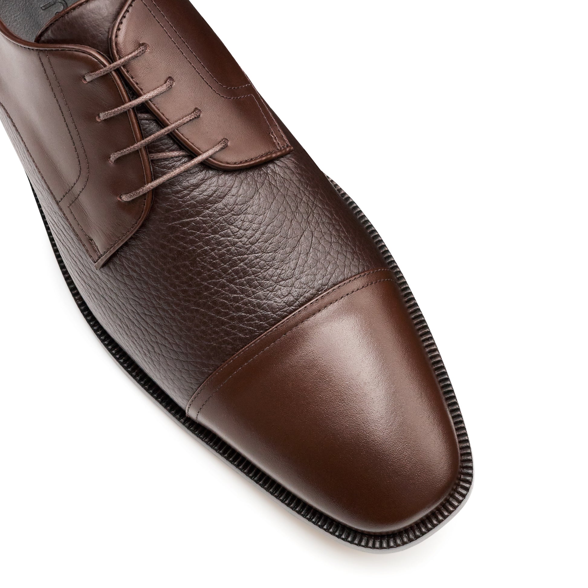 Zapatos estilo derby en piel de venado con puntera  para caballero