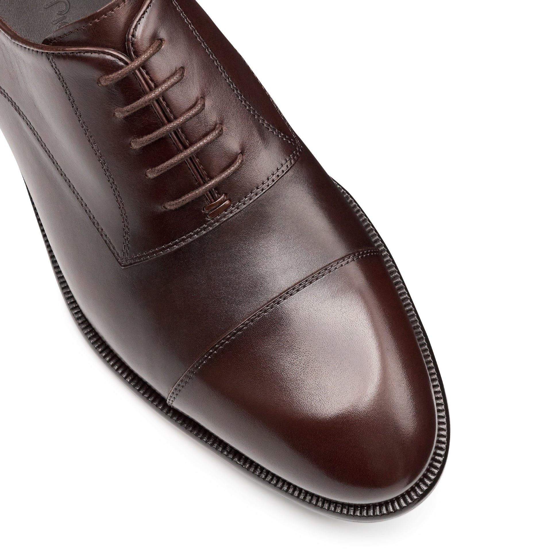 Zapatos oxford de piel con puntera para hombre