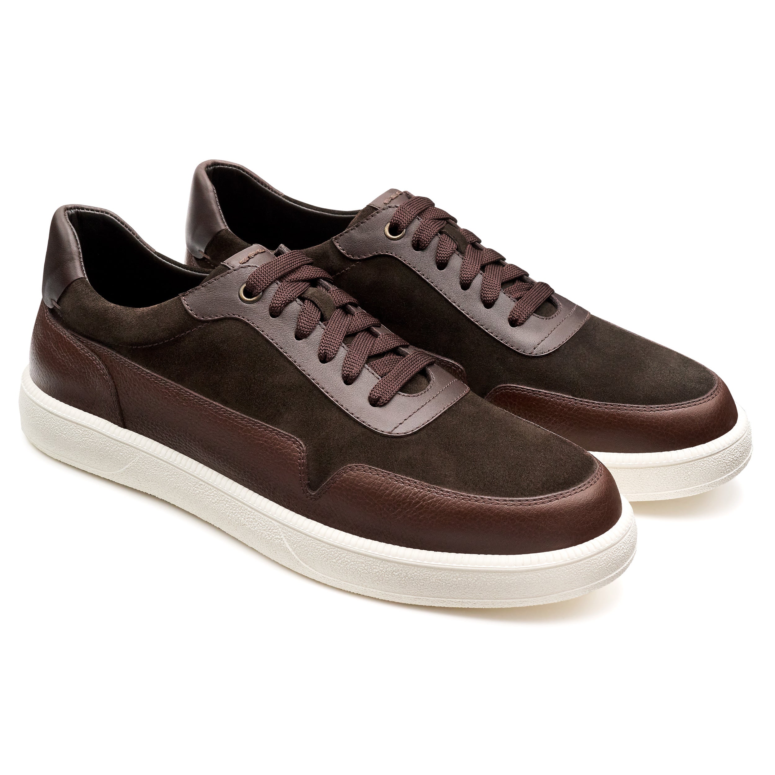 Tenis de piel color café con diseño minimalista para caballero