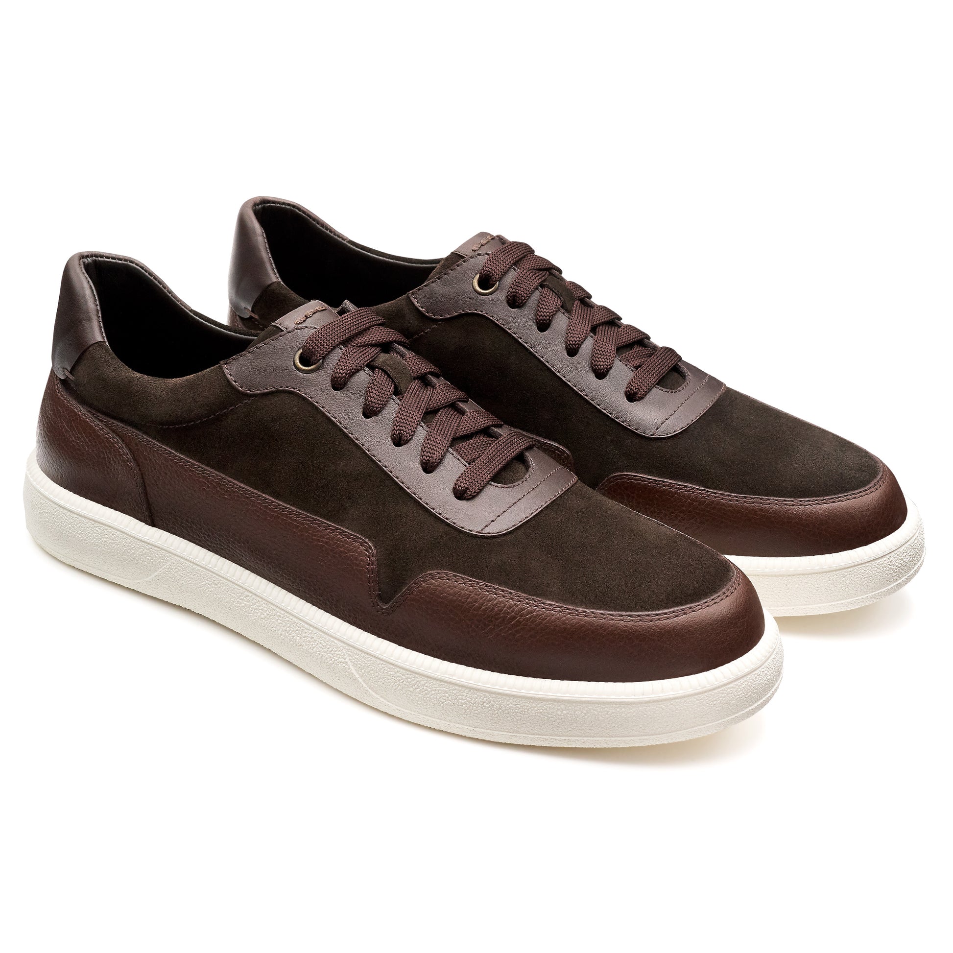 Tenis de piel color café con diseño minimalista para caballero